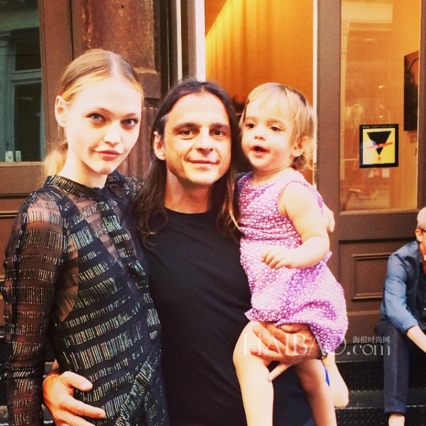 超模萨莎P. (Sasha Pivovarova)私照 稳稳的幸福感1.jpg