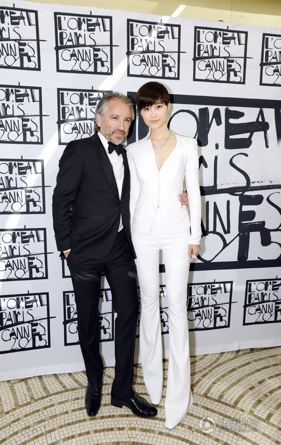 李宇春白色深V西装喇叭裤 显性感露锋芒1.jpg