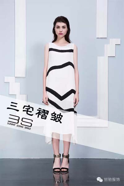 3S搭配 褶皱的世界:今夏流行的“三宅褶皱”设计2.jpg