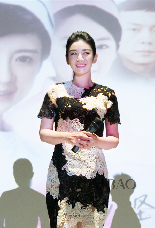 黄奕身着黑白花色刺绣连衣裙优雅亮相电影首映礼0.jpg