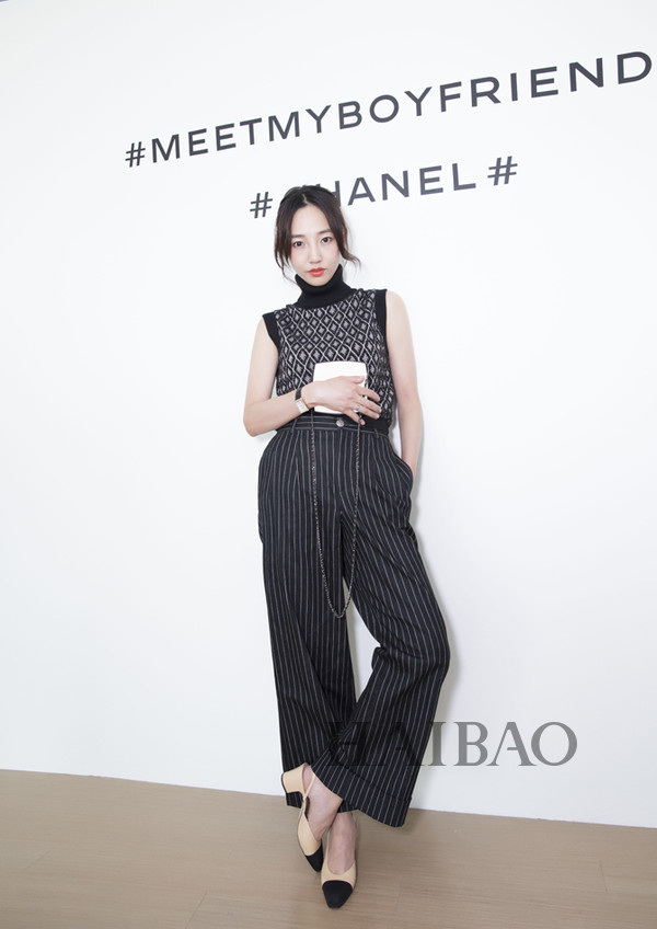 白百何着波点无袖衫搭条纹西裤出席香奈儿Boy·Friend系列腕表发布会0.jpg