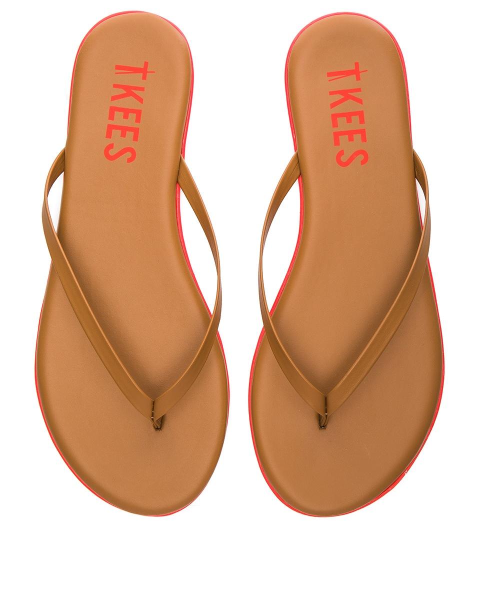 高跟鞋球鞋统统靠边 夏天我只要一双人字拖撒欢21.jpg