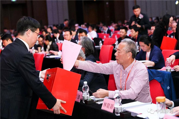 陈大鹏当选新一届中国服装协会会长,2018中国服装大会盛泽启幕16.jpg