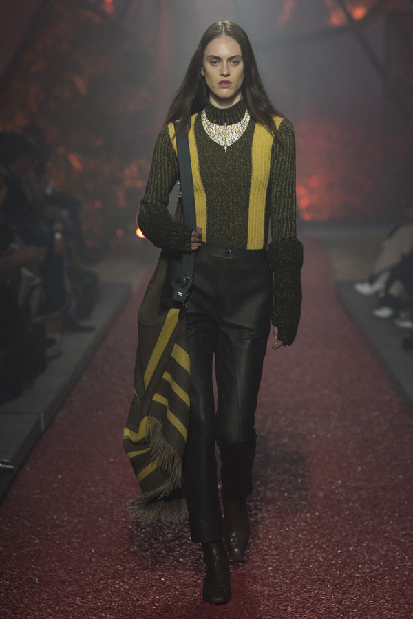 Hermès 2018秋冬系列时装秀 邂逅一场“血色浪漫”