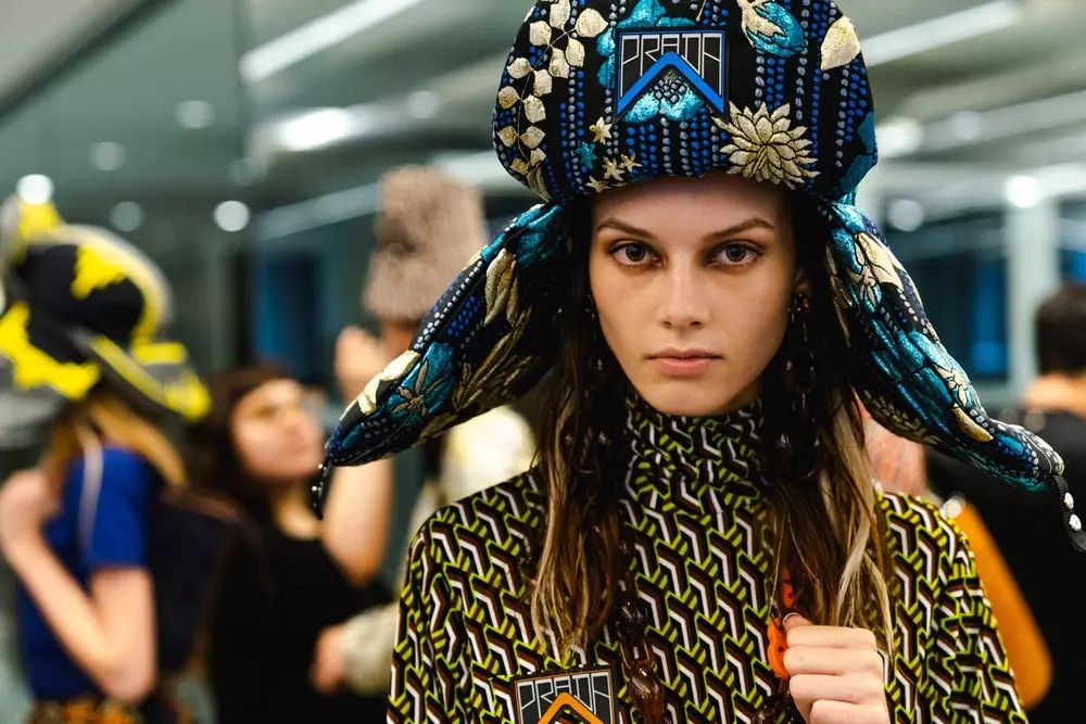 Prada 2019早春度假系列时装秀 欧普艺术的精彩演绎