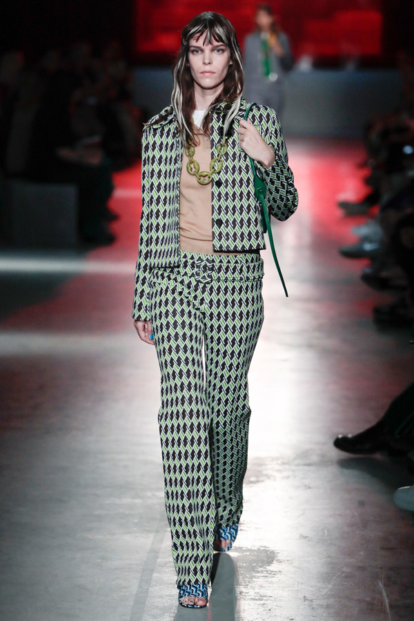 Prada 2019早春度假系列时装秀 欧普艺术的精彩演绎