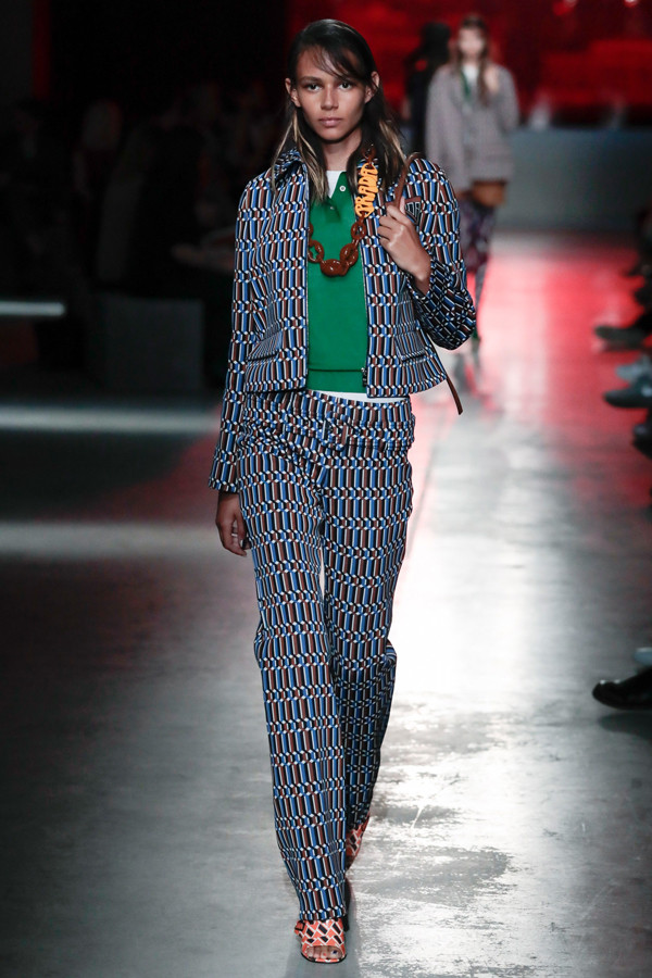 Prada 2019早春度假系列时装秀 欧普艺术的精彩演绎