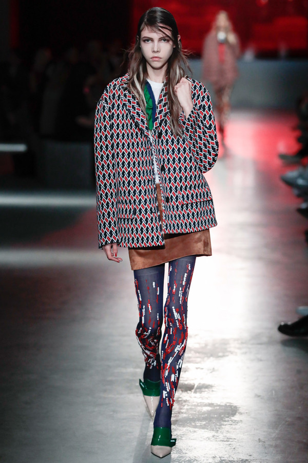 Prada 2019早春度假系列时装秀 欧普艺术的精彩演绎