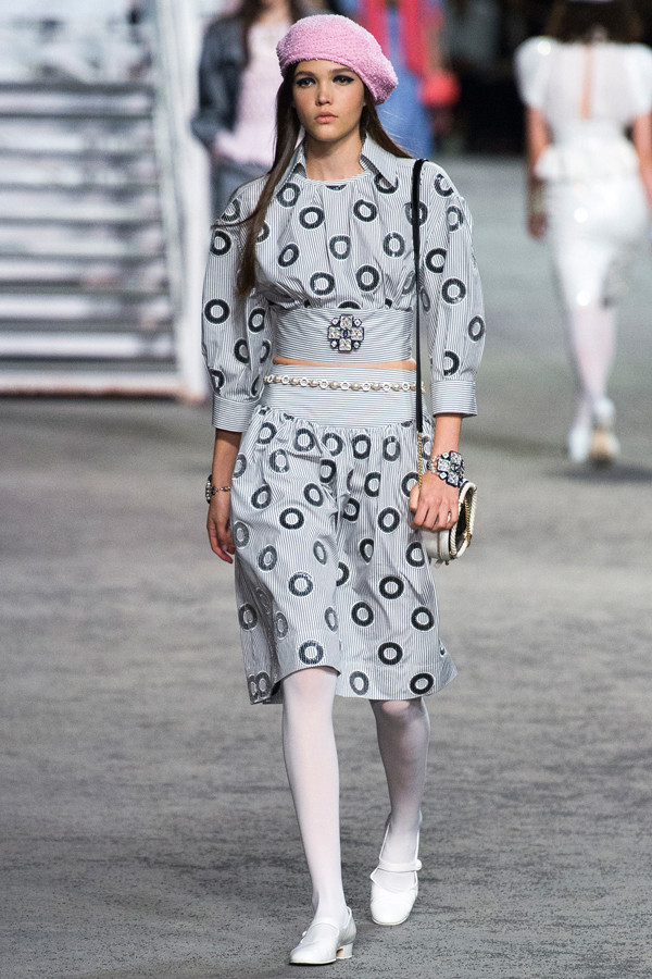 Chanel 2019早春度假系列 老佛爷在巴黎大皇宫造了一艘邮轮！