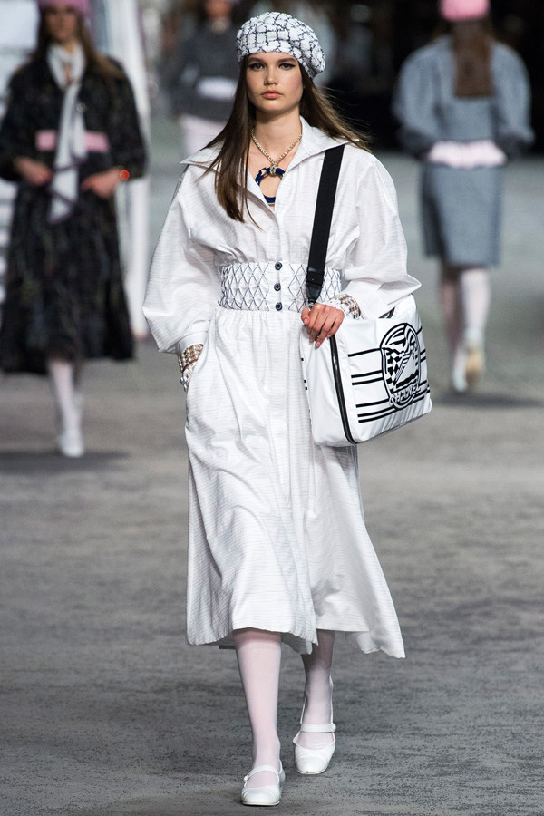 Chanel 2019早春度假系列 老佛爷在巴黎大皇宫造了一艘邮轮！