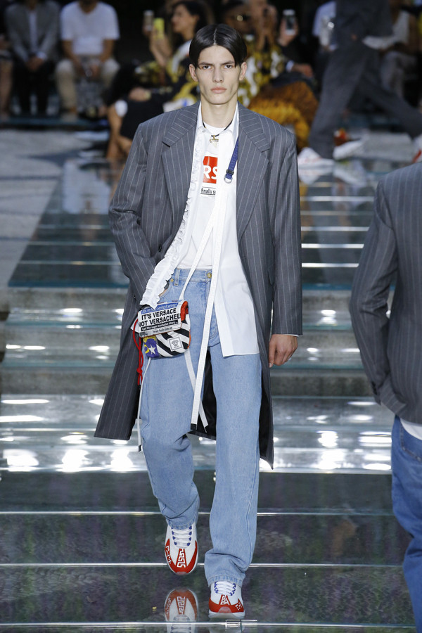 自由洒脱的无畏力量 Versace 2019春夏系列男装秀