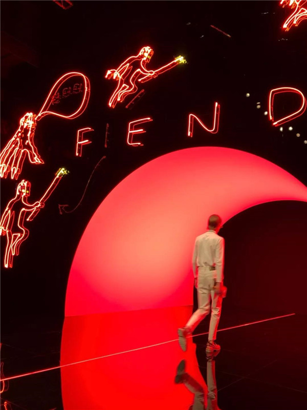 探索 Fendi 的暗黑面，寻找时髦的通关密码 2019春夏系列男装秀