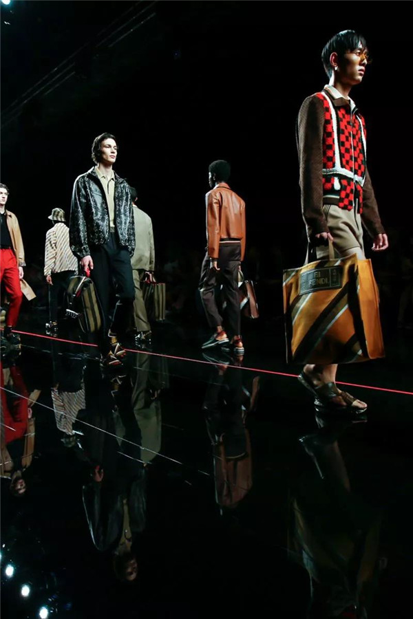 探索 Fendi 的暗黑面，寻找时髦的通关密码 2019春夏系列男装秀