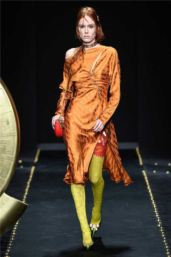 Versace 2019秋冬系列回归90年代