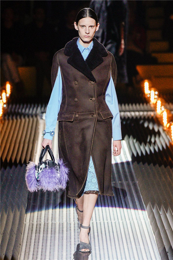 Prada 2019秋冬上演黑色童话