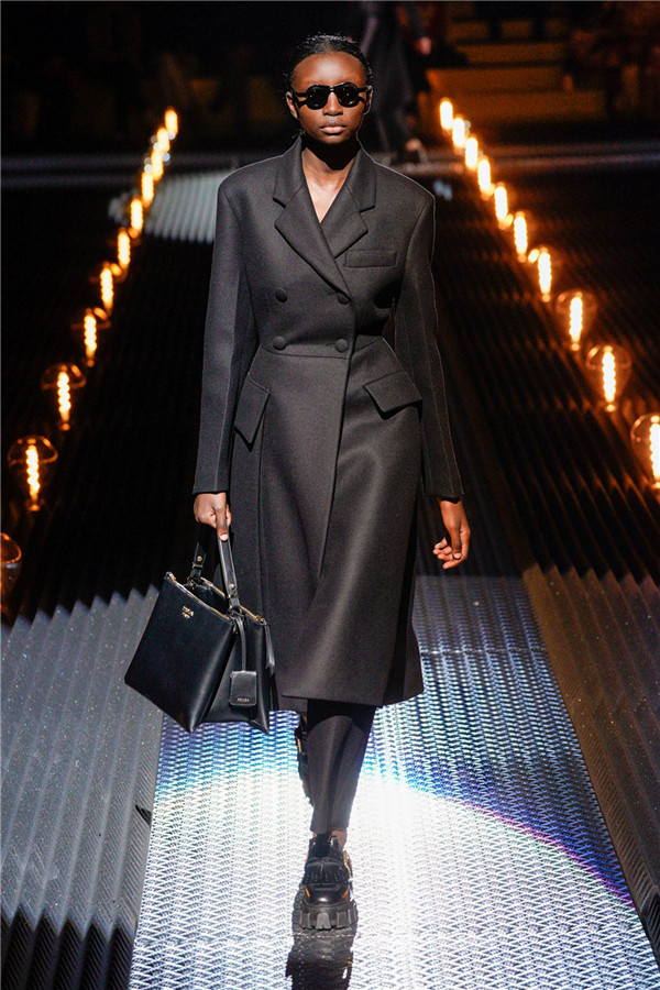 Prada 2019秋冬上演黑色童话