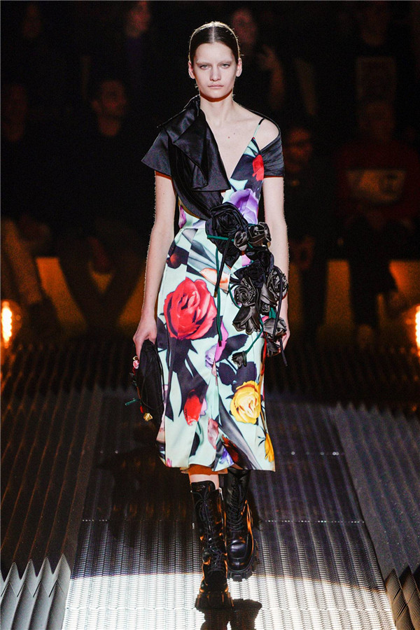 Prada 2019秋冬上演黑色童话