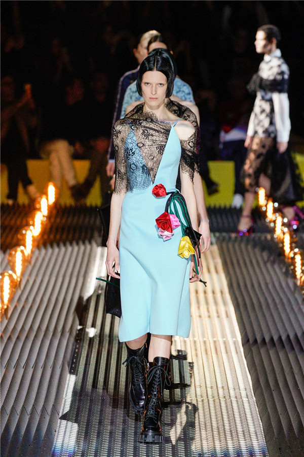 Prada 2019秋冬上演黑色童话