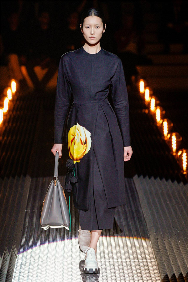 Prada 2019秋冬上演黑色童话