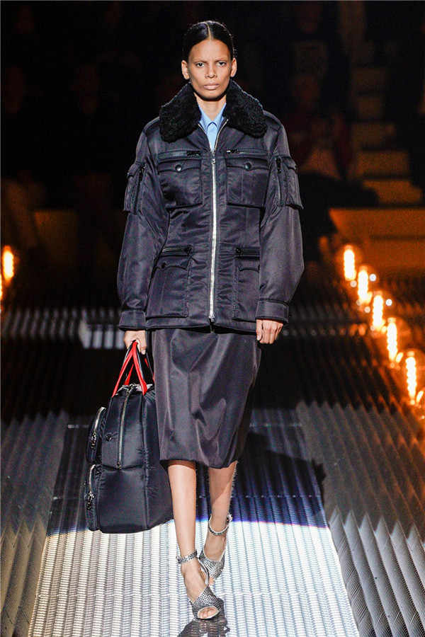 Prada 2019秋冬上演黑色童话
