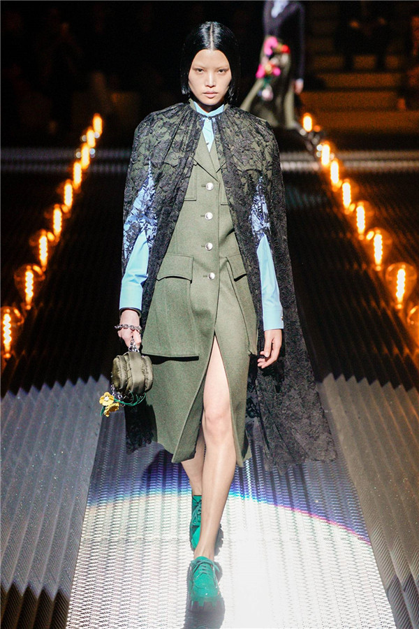 Prada 2019秋冬上演黑色童话