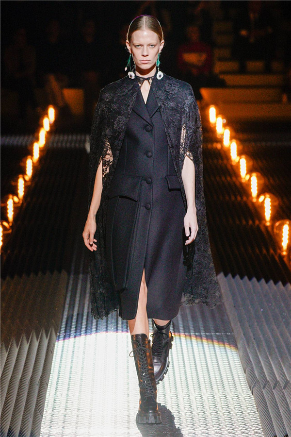 Prada 2019秋冬上演黑色童话