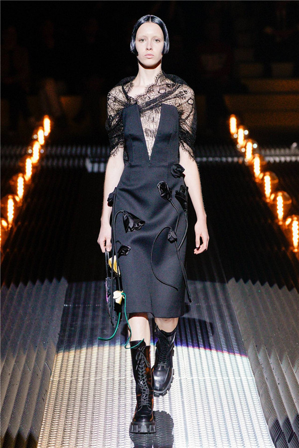 Prada 2019秋冬上演黑色童话