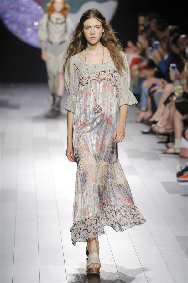 摇滚嬉皮士的慷慨激昂 Anna Sui 2018春夏系列时装秀