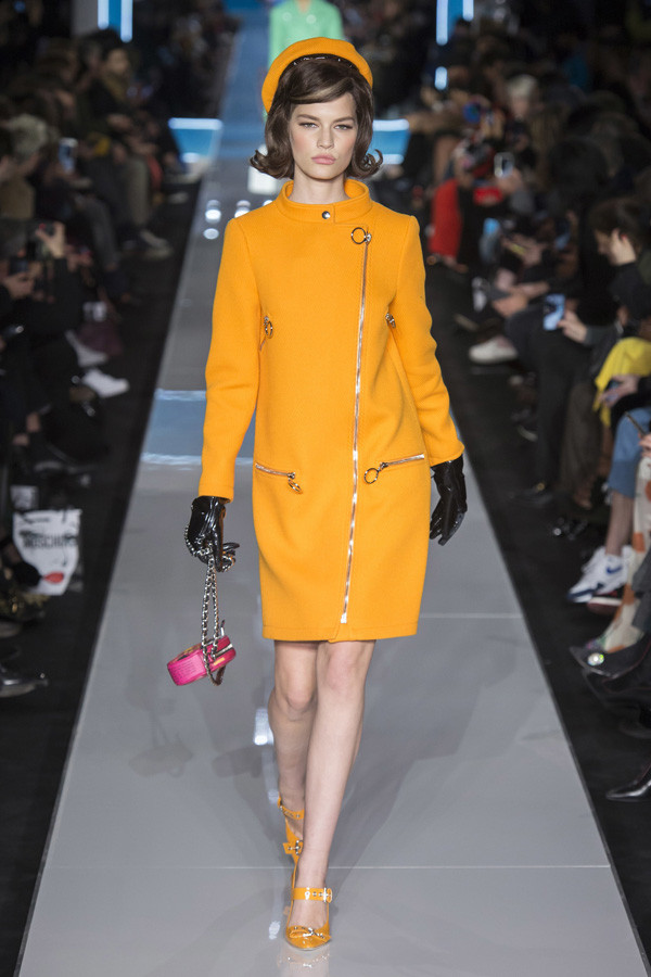 又一场复古回潮“辣”眼睛的大秀！Moschino 2018秋冬高级成衣系列