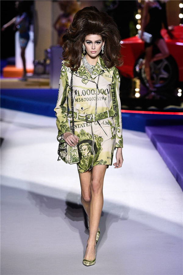 穿上“百万钞票”变人生赢家，MOSCHINO 2019秋冬的游戏世界