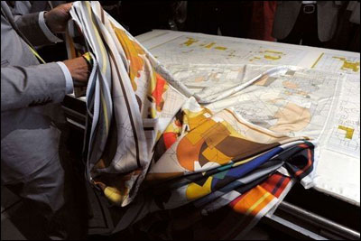 揭秘爱马仕丝巾制作过程 需30个步骤生产数量是个谜1.jpg