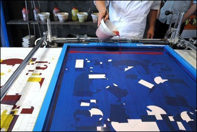 揭秘爱马仕丝巾制作过程 需30个步骤生产数量是个谜2.jpg