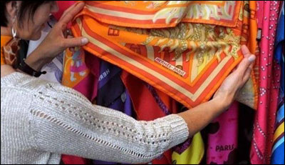 揭秘爱马仕丝巾制作过程 需30个步骤生产数量是个谜3.jpg