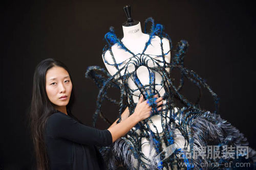 殷亦晴入座法国高级定制时装公会 成首位获此殊荣华人  0.jpg