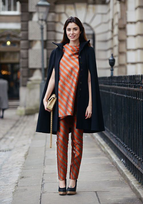 斗篷外套打造时髦造型利器 冬日街头做个吸睛王1.jpg