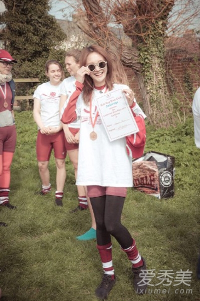 《花儿与少年2》 郑爽示范休闲出游装扮0.jpg