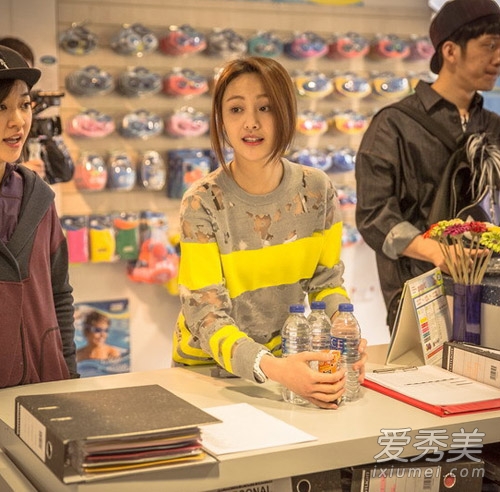 《花儿与少年2》 郑爽示范休闲出游装扮4.jpg