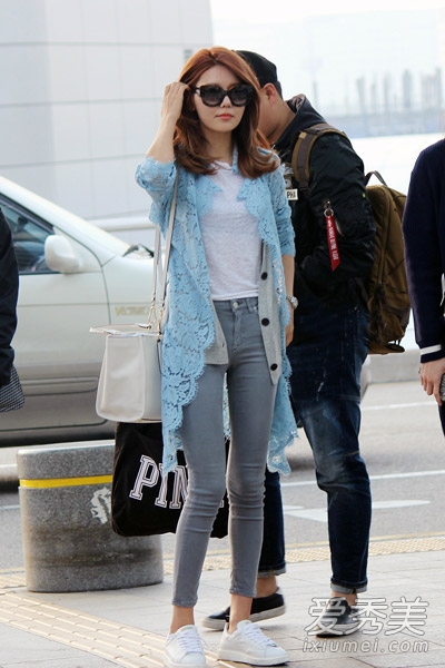 少女时代崔秀英街拍 示范初夏知性搭配2.jpg