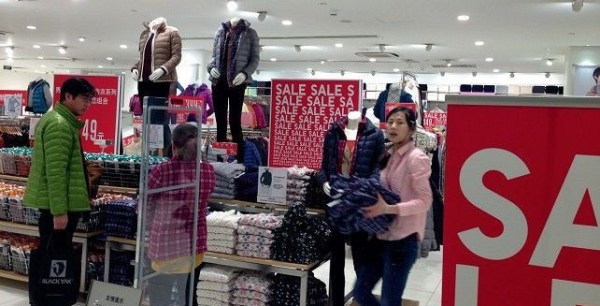 传统服装品牌受冲击 多渠道寻机遇求突破0.jpg