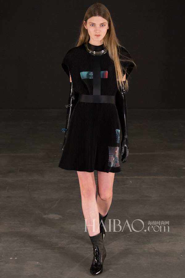 托马斯&#183;泰特(Thomas Tait)2015秋冬女装秀0.jpg