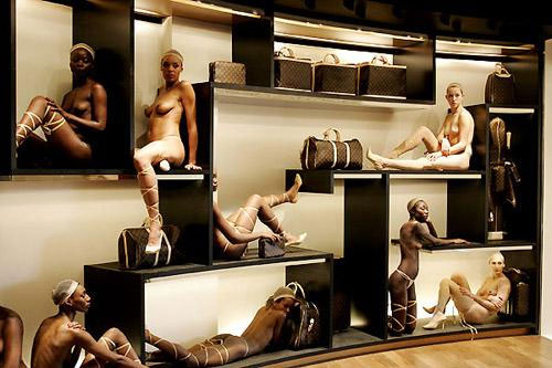 10年后全球奢侈品电商销售占比将达18% 增长势头强劲0.jpg