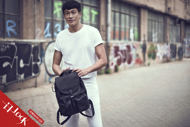 何润东示范素白色穿搭 性感显而易见1.png