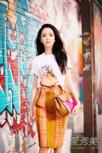 佟丽娅夏装街拍 示范百变时髦搭配2.jpg