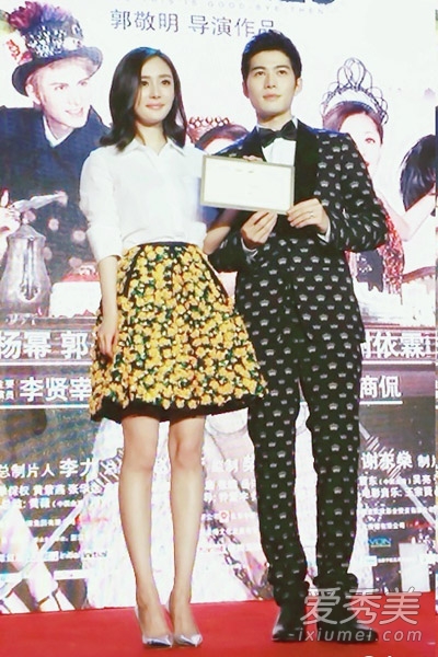 杨幂最新着装 街拍红毯都穿得美1.jpg