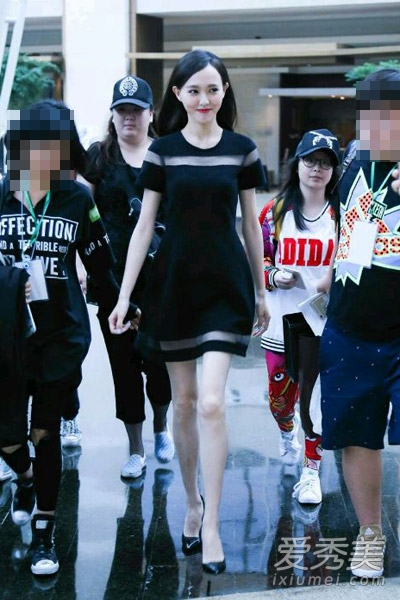 唐嫣百变夏装搭配 教你时尚穿衣经1.jpg