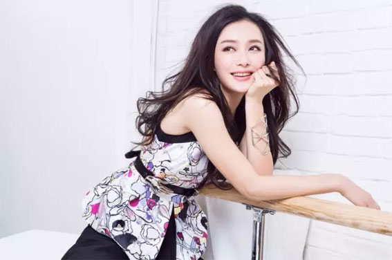 秦岚登《瑞丽》封面大片 诠释betu花漾魅力1.jpg