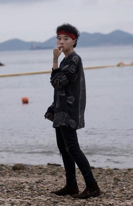 王菲大女儿海边咬手指 身穿破洞裤表情冷酷0.jpg