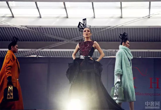 浮夸和皮草一个都不能少 祁刚2015秋冬“对岸”秀神秘诱人1.jpg