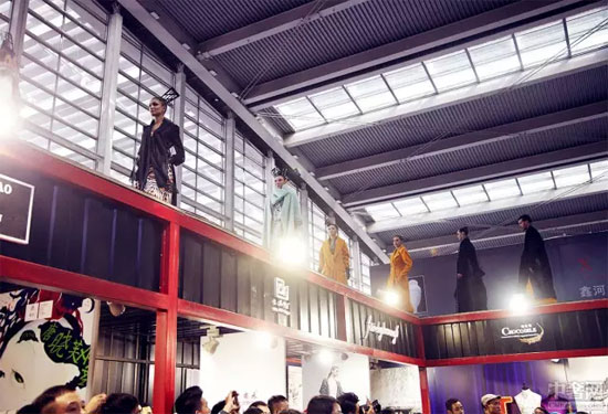 浮夸和皮草一个都不能少 祁刚2015秋冬“对岸”秀神秘诱人2.jpg