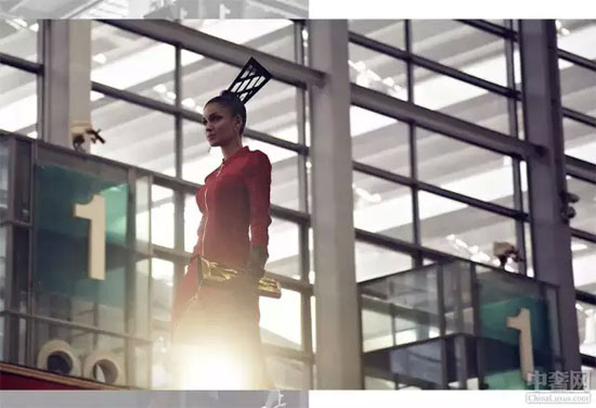 浮夸和皮草一个都不能少 祁刚2015秋冬“对岸”秀神秘诱人8.jpg